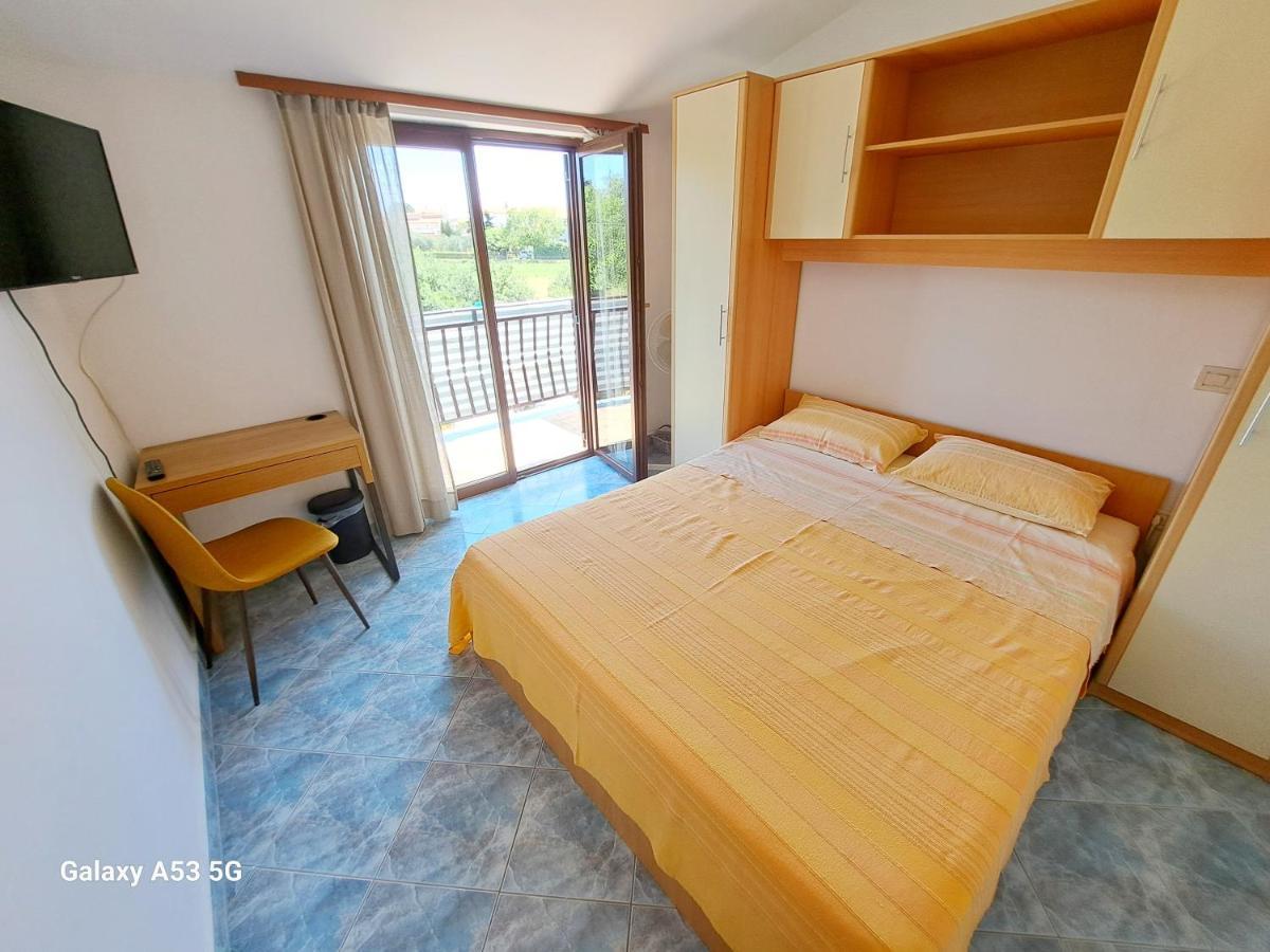 Aparments Orange & Blue Apartment Fažana Екстериор снимка